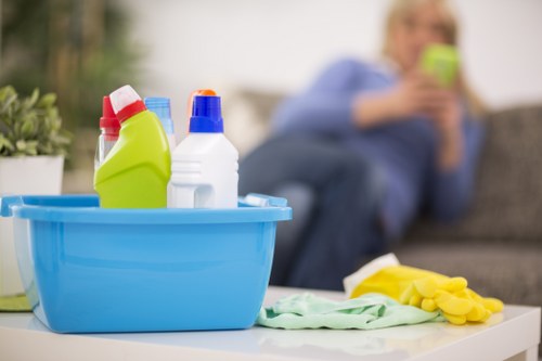 Professional local deep cleaning team working in SW8